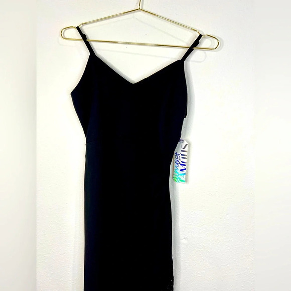 🆕 Almost Famous Black Sleeveless Dress with Bottom Lace Accent - Picture 2 of 10